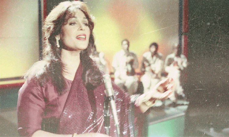 The queen of ‘shaadi songs’ Musarrat Nazir performing at PTV studio