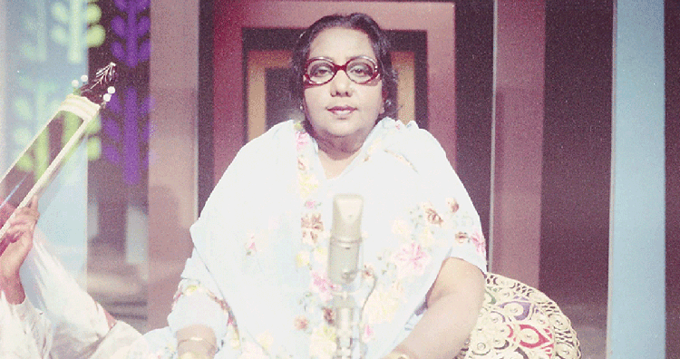 Roshan Ara Begum performing her ghazal
