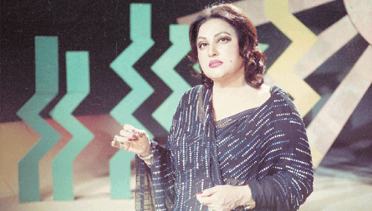 Madam Noor Jehan performing in well-known show ‘Tarannum’