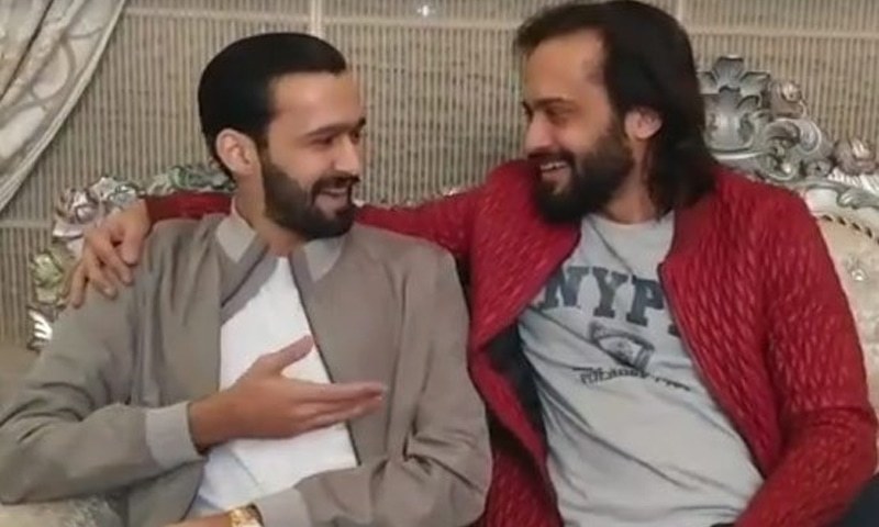 Waqar Zaka becomes best friends with his attacker and we don't know what to say! - HIP Waqar Zaka becomes best friends with his attacker and we don't know what to say! - HIP