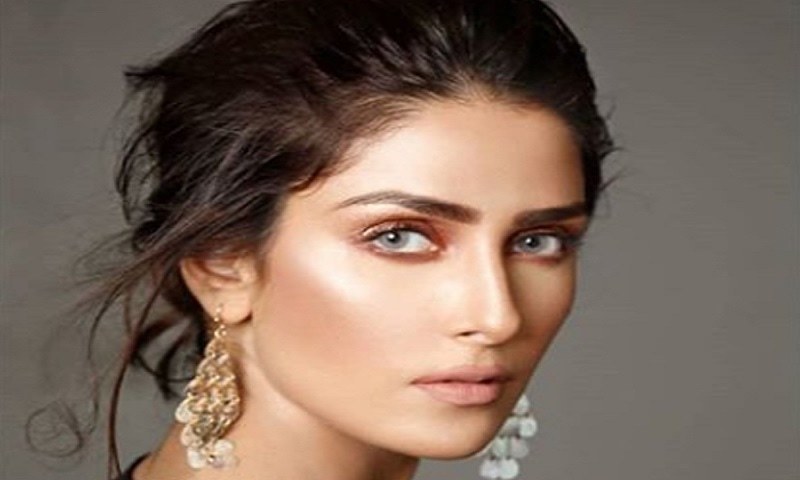 Ayeza Khan talks about playing Humayun Saeed's wife in &quot;Mere Pass Tum Ho&quot;