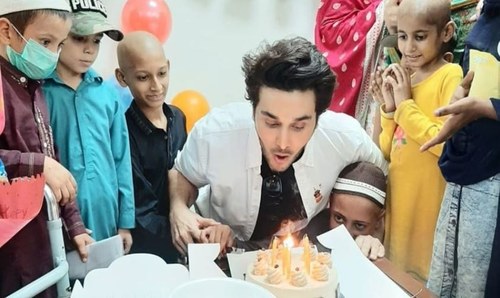 Ahsan Khan visiting cancer patients at Indus Hospital