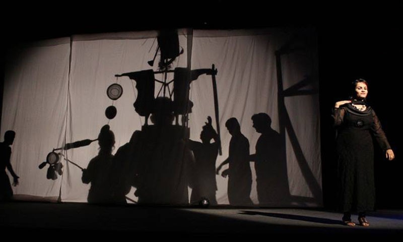 An artist performing to 'Ae Jazba-e-Dil' in the end when people of Karachi accept and understand the Iron Man.