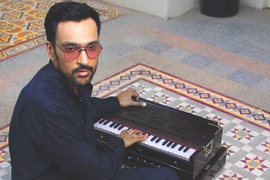 Ali Sethi's music video for 'Chan Kithan' is out!