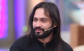 Waqar Zaka becomes best friends with his attacker and we don't know what to  say! - HIP