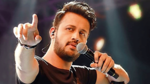 Atif Aslam in Awe of an Indian Singing "Tajdar-e-Haram"!