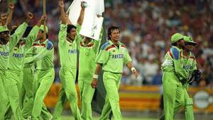 Pakistani Fans Take The World Back to the Year 1992!